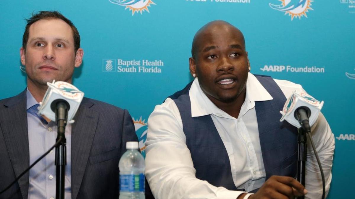 El entrenador de los Dolphins Adam Gase y el ex offensive lineman de la Universidad de Mississippi Laremy Tunsil (de izq. a der.), el viernes 29 de abril del 2016, en Davie, Florida. Tunsil fue la primera selección de los Dolphins, el jueves en la primera ronda del Draft 2016 de la NFL.