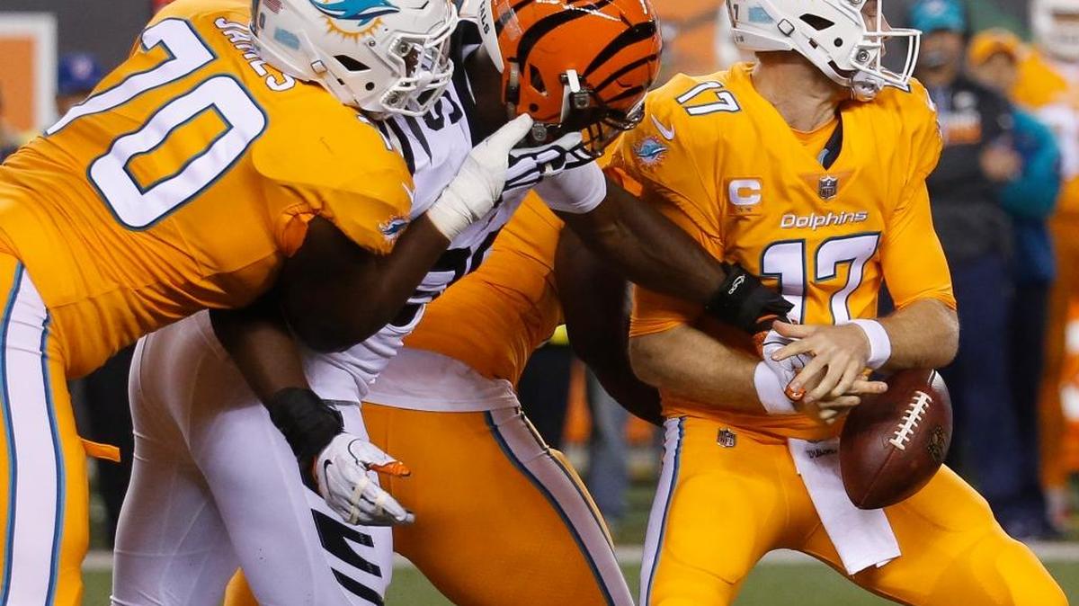 El defensive end de los Bengals Carlos Dunlap (segundo desde la izquierda) provoca la perdida del ovoide al quarterback de los Dolphins Ryan Tannehill, la noche del jueves 29 de septiembre del 2016, en Cincinnati.