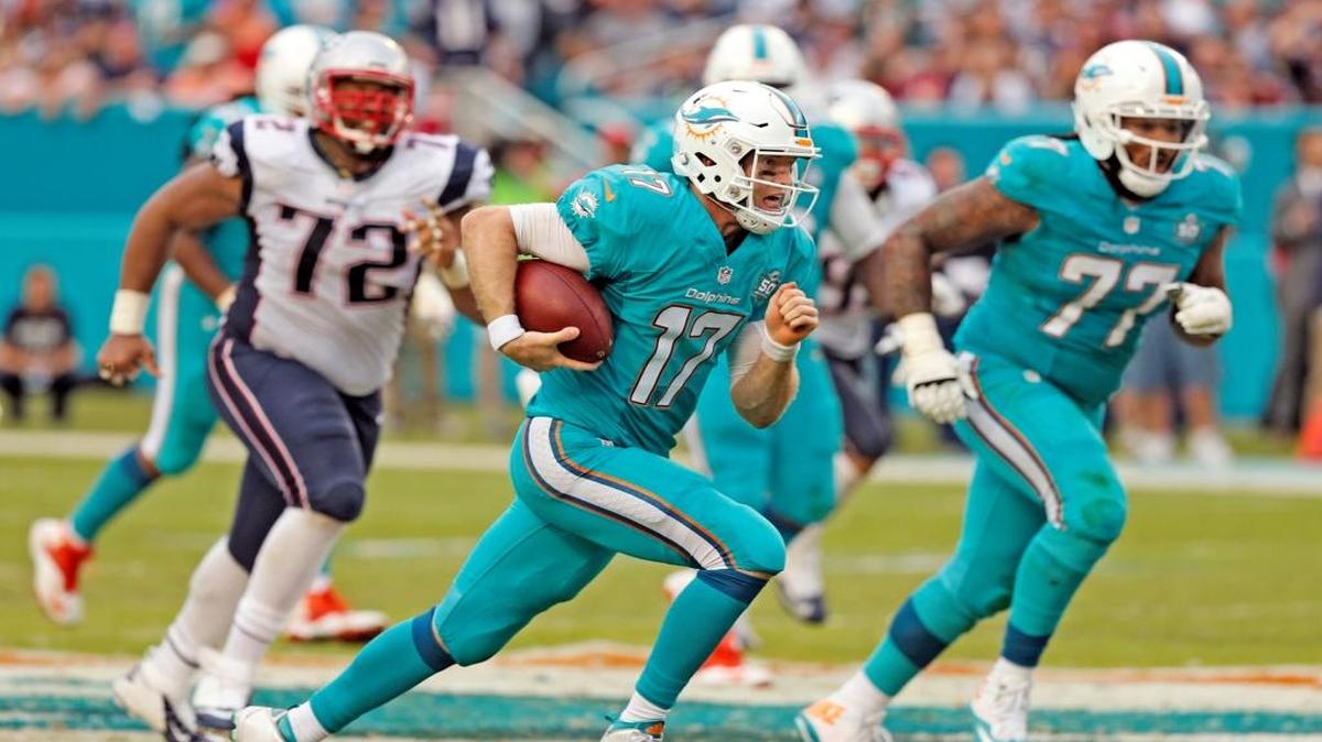 EL QUARTERBACK de los Dolphins Ryan Tannehill (17) corre con la bola en la victoria sobre los Patriotas, el domingo 3 de enero del 2015 en el Sun Life Stadium, en Miami.