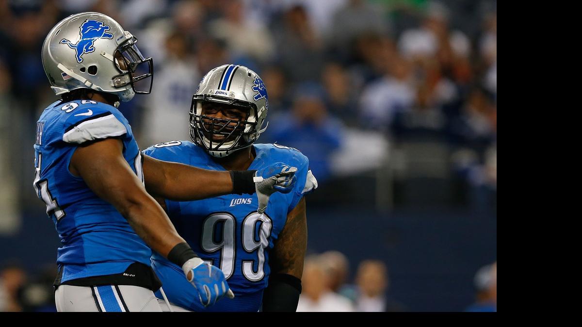 
Los atletas de los Lions Ezekiel Ansah (#94) y C.J. Mosley (#99) celebran tras una jugada contra los Cowboys de Dallas, durante el partido de playoff celebrado el 4 de enero del 2015.
