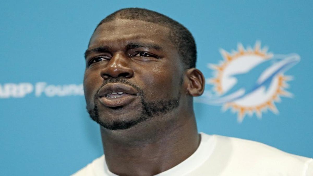 Lawrence Timmons (94) conversa con los reporteros en el campamento de los Dolphins, el 23 de mayo del 2017.