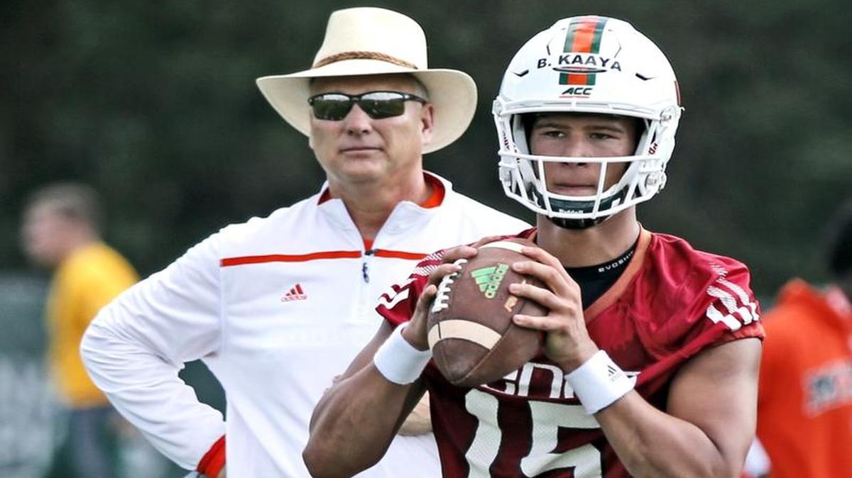 El entrenador Mark Richt mira la práctica del QB de los Huracanes Brad Kaaya (15), el 15 de marzo del 2016.