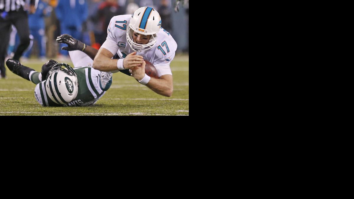 
El quarterback de los Dolphins Ryan Tannehill (17) se lanza para ganar una yardas en el triunfo sobre los Jets, el lunes pasado. El domingo habrá un partido clave contra los Ravens en Miami.
