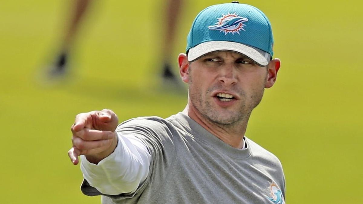Adam Gase dirige una práctica de los Dolphins en el Doctors Hospital Training Facility en Nova Southeastern University, el 16 de junio del 2016.