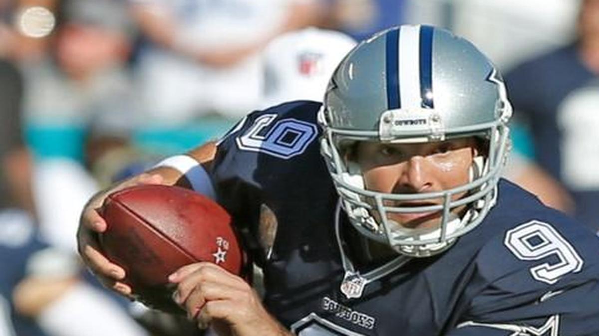 Tony Romo (9), de los Cowboys, es perseguido por Olivier Vernon (50), de los Dolphins, en el Sun Life Stadium en Miami el domingo 22 de noviembre del 2015.