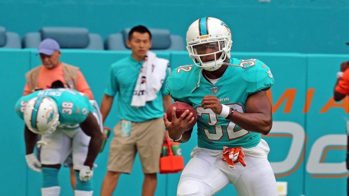 El running back Kenyan Drake (32) corre durante el calentamiento de los Dolphins antes del partido contra los Falcons, en Hard Rock Stadium el jueves 10 de agosto del 2017.