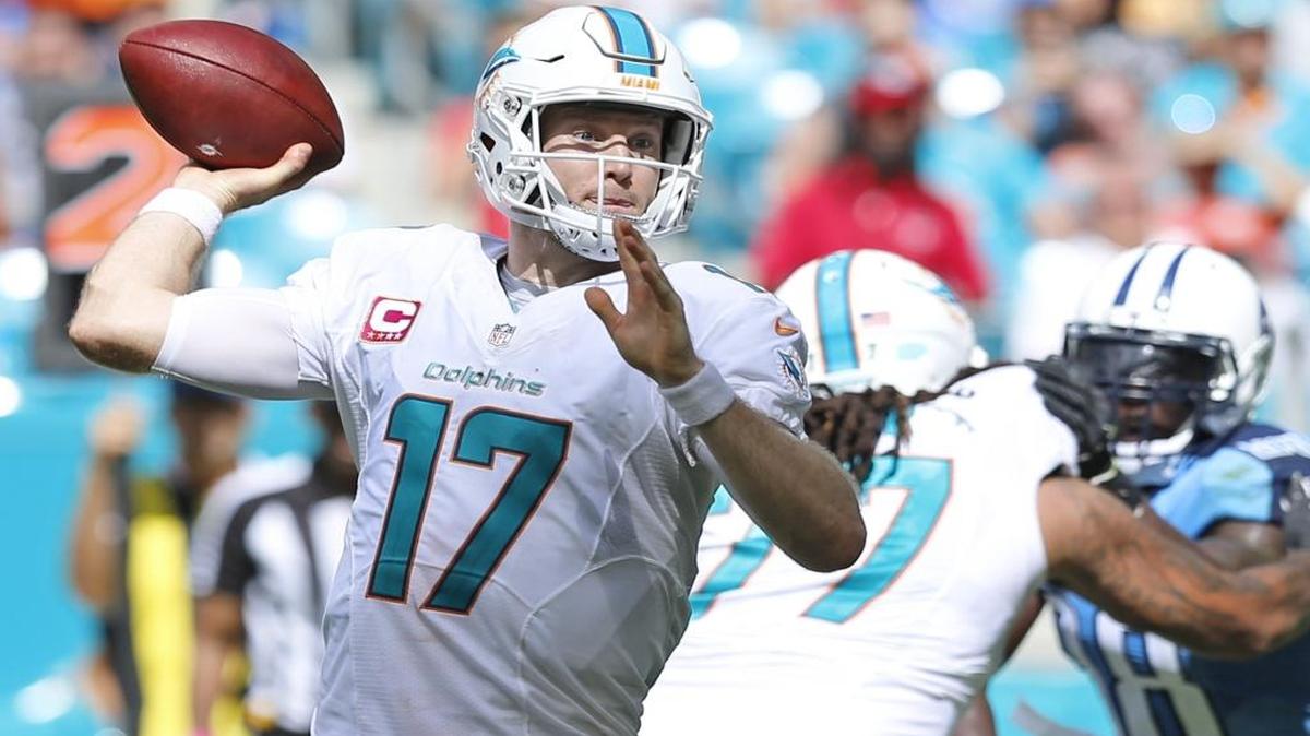 Ryan Tannehill (17), de los Dolphins, se dispone a pasar el ovoide contra los Titans, el domingo en Miami.