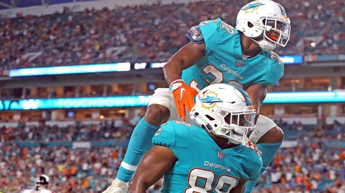 El jugador de los Dolphins Leonte Carroo (88) celebra con Kanyan Drake (32) tras anotar un touchdown en el segundo cuarto en el partido contra los Falcons de Atlanta, celebrado el 10 de agosto del 2017 en el Hard Rock Stadium en Miami Garden, Florida