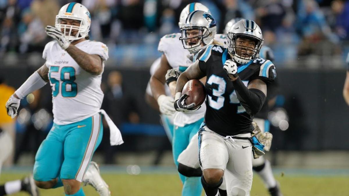 Cameron Artis-Payne, numero 34 de Carolina Panthers, corre con el ovoide en el partido de este lunes 13 de noviembre contra Miami Dolphins.