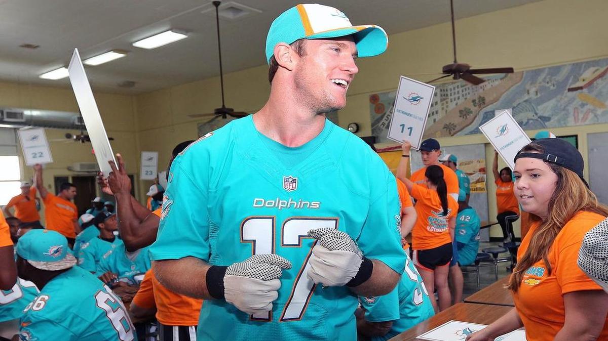 
 Ryan Tannehill en el auditorio del Mae Walters Elementary School en Hialeah en donde todo el equipo de los Dolphins trabajo para embellecer la escuela durante las vacaciones de verano.
