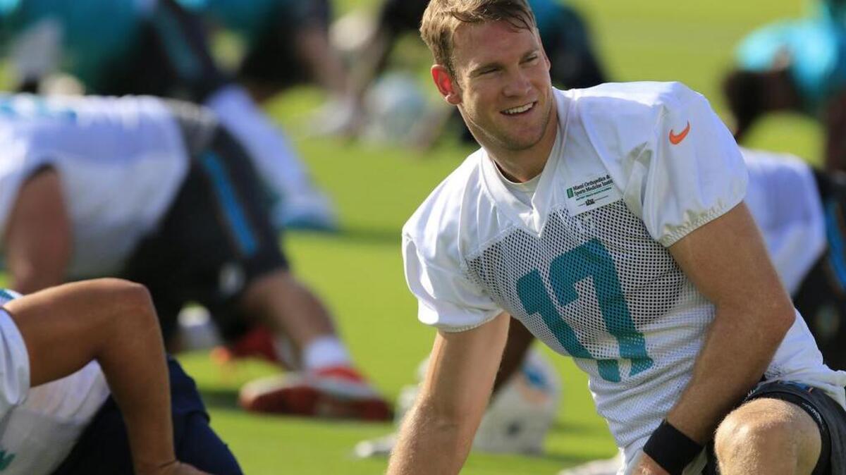 Ryan Tannehill (17) realiza ejercicios de estiramiento en el campamento de entrenamiento de los Dolphins, en Davie, Florida, el 29 de julio del 2016.