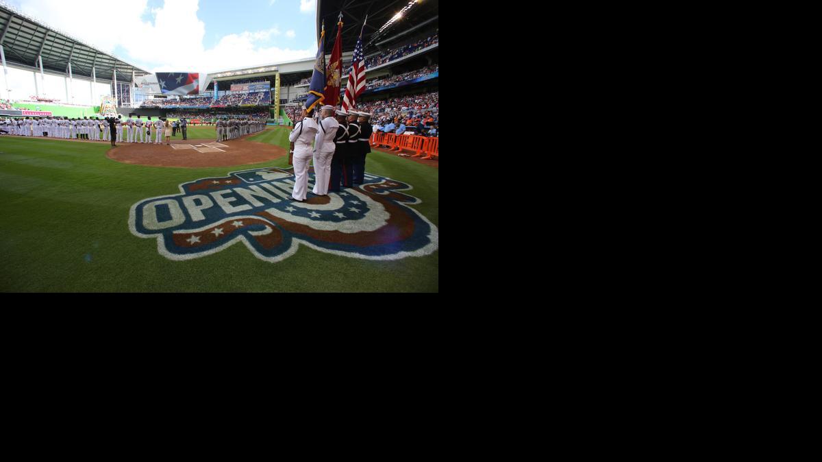 
Miles de aficionados asistieron el lunes a la apertura de la temporada 2015 en el estadio de los Marlins para disfrutar el primer juego contra los Bravos de Atlanta.


