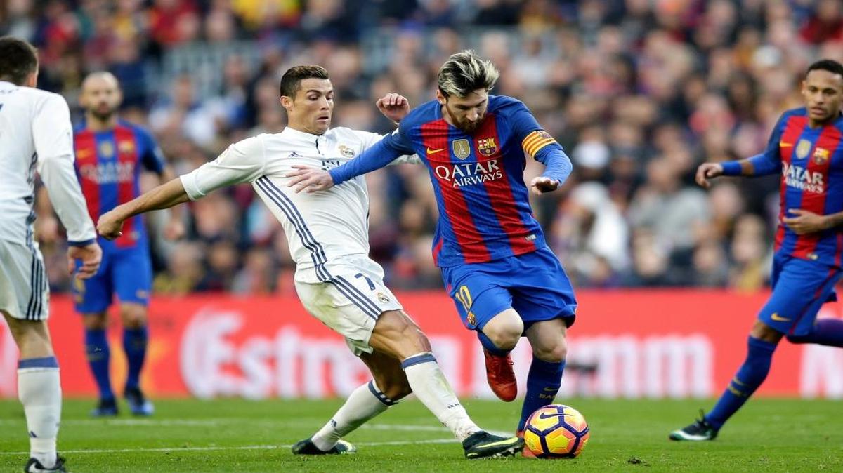 Lionel Messi (der.), del Barcelona, lucha por la bola con Cristiano Ronaldo, del Real Madrid, en la Liga Española en el Camp Nou en Barcelona, España, el 3 de diciembre del 2016.