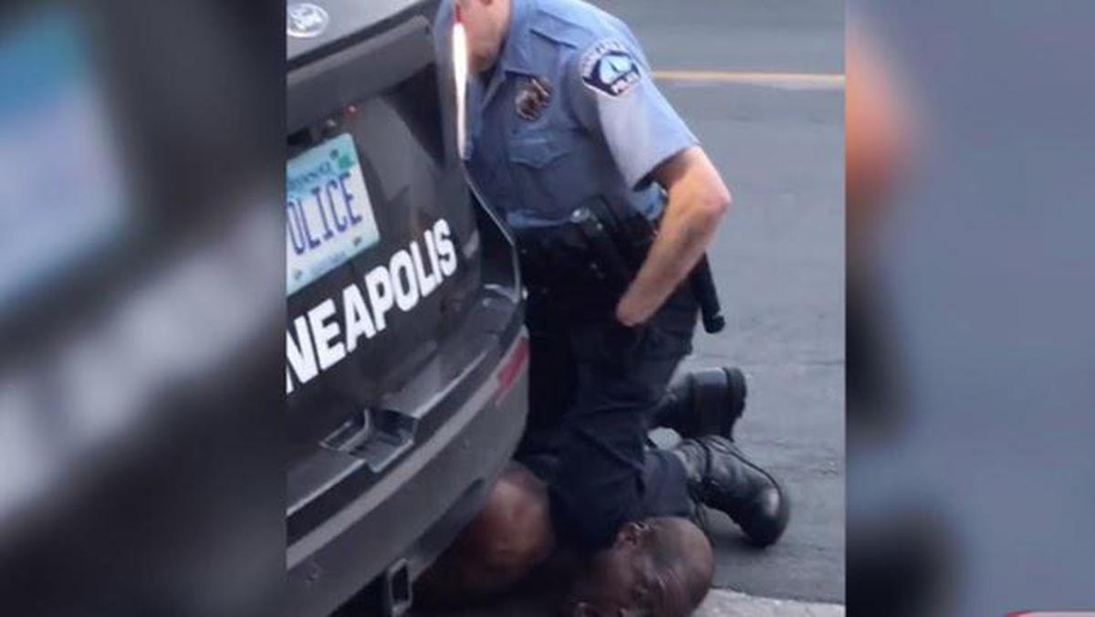 El exoficial de la policía Derek Chauvin en el momento que arrestaba George Floyd este martes en Minneapolis.