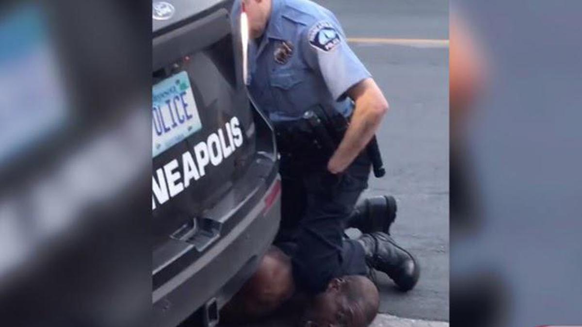 El exoficial de la policía Derek Chauvin en el momento que arrestaba George Floyd este martes en Minneapolis.