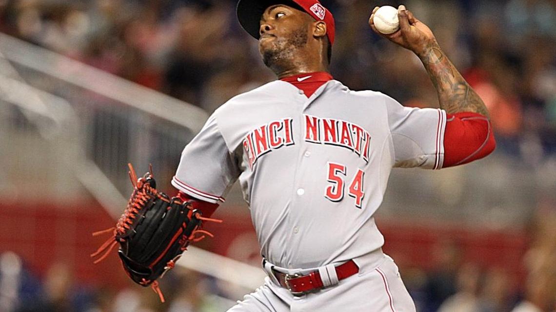 Aroldis Chapman cierra el juego para los Rojos de Cincinnati en el noveno inning en el encuentro entre los Marlins y los Cincinnati Reds en el Marlins Park, el 10 de julio del 2015.