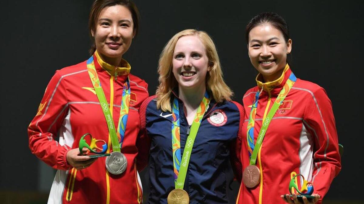 La medallista de oro Virginia Thrasher (C) posa en el podio con Du Li (izq.) de China que obtuvo medalla de plata y Yi Siling, de China, que obtuvo medalla de bronce durante la ceremonia femenina de tiro con rifle en los Juegos Olímpicos de Río 2016 el 6 de agosto de 2016.