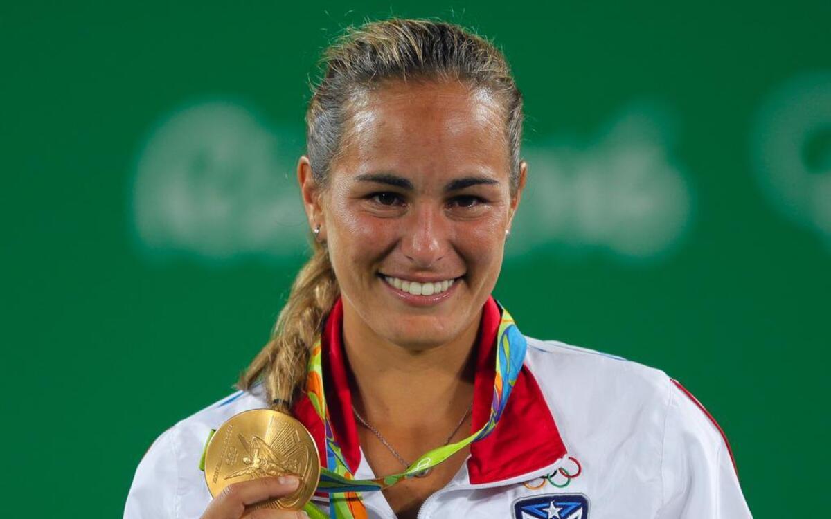 La tenista Mónica Puig muestra el primer oro olímpico de Puerto Rico el sábado 13 de agosto del 2016, en Río de Janeiro.