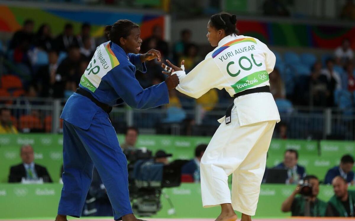 La colombiana Yuri Alvear (der.) logró el miércoles la medalla de plata en la división de 70 kilos del judo de los Juegos Olímpicos de Río de Janeiro. Alvear perdió por ippon en la final contra la japonesa Haruka Tachimoto.