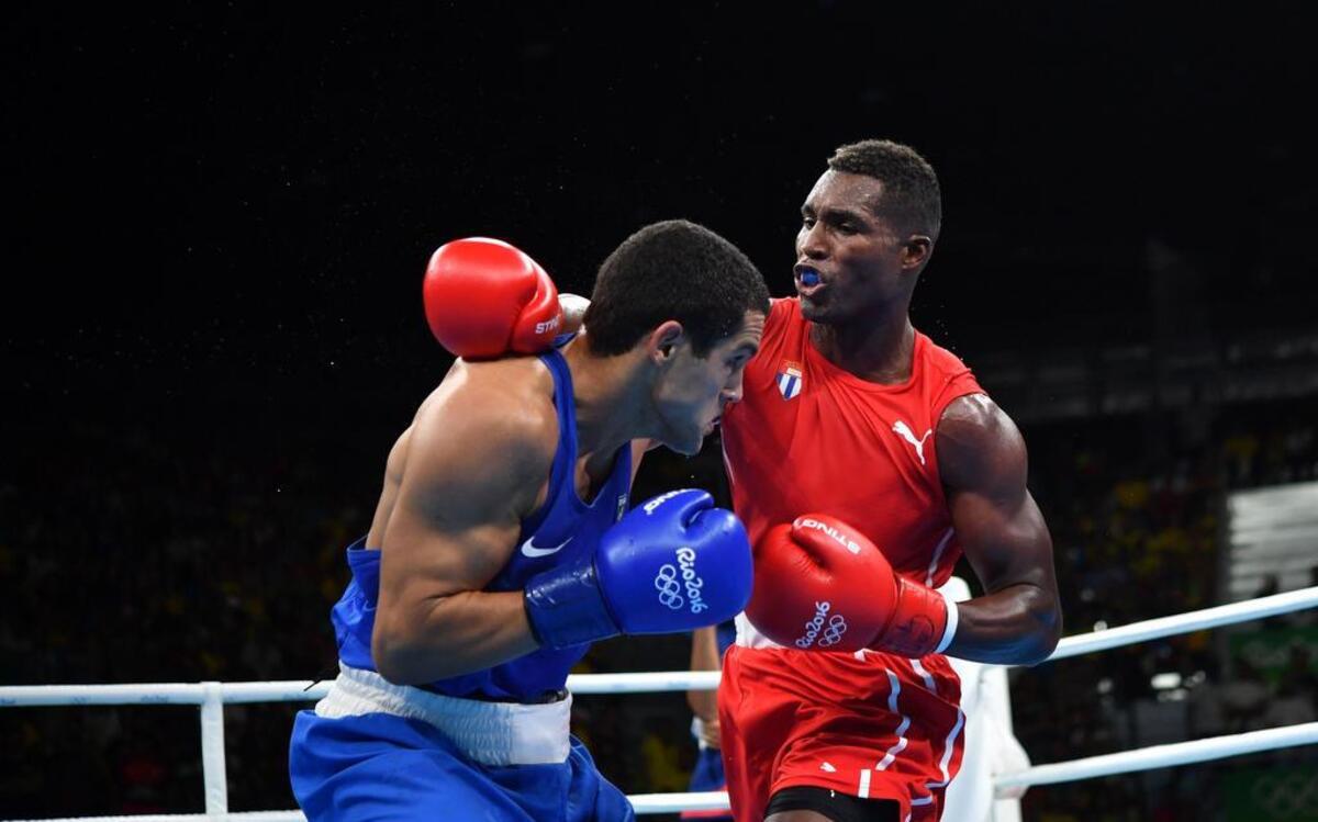 El cubano Julio La Cruz (der.) frenó la racha perdedora de Cuba este domingo en el boxeo olímpico de Río-2016 al derrotar al brasileño Michel Borges por 3-0 y meterse en semifinales de los 81 kilos.