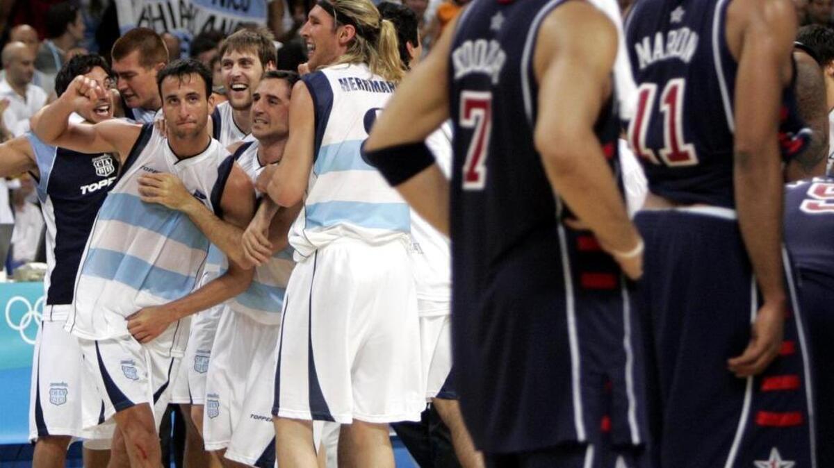 Emanuel “Manu” Ginobili (izq.) celebra con sus compañeros de Argentina la victoria sobre la selección de EEUU en la semifinales de los Juegos Olímpicos de Atenas, el 27 de agosto de 2004.