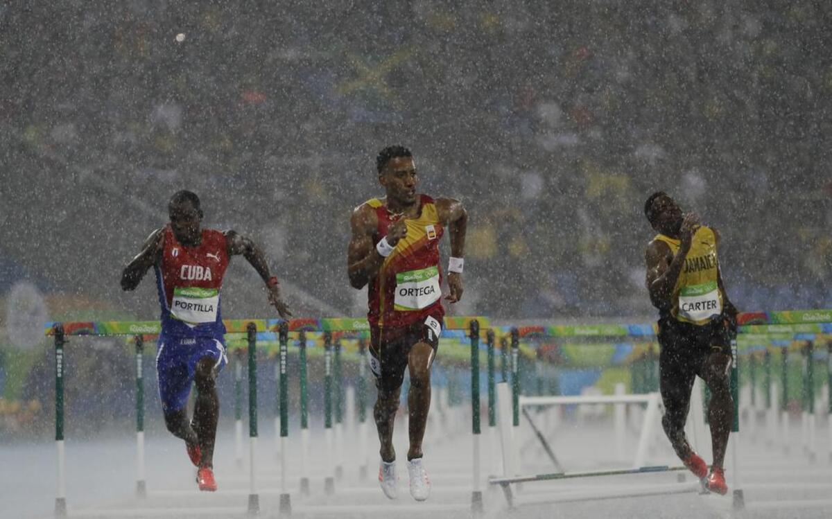 Orlando Ortega (centro), una de las esperanzas españolas de conseguir medalla en el atletismo de los Juegos Olímpicos de Río, se clasificó para las semifinales de 110 metros vallas al ganar su serie, bajo una lluvia intensa, con un tiempo de 13.32.