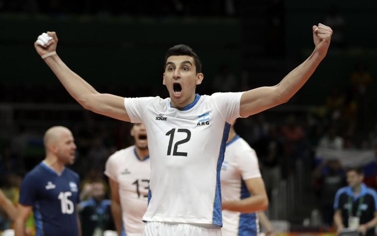El jugador de Argentina Bruno Lima celebra tras el triunfo ante Rusia en el voleibol de la Olimpiada, el 9 de agosto del 2016 en Río de Janeiro, Brasil.