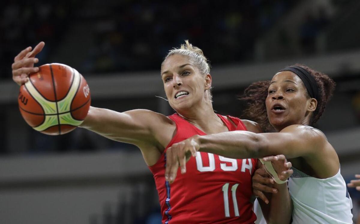 La jugadora de Estados Unidos Elena Delle Donne (11) lucha por la pelota con la francesa Marielle Amant, en el partido efectuado el 18 de agosto del 2016.