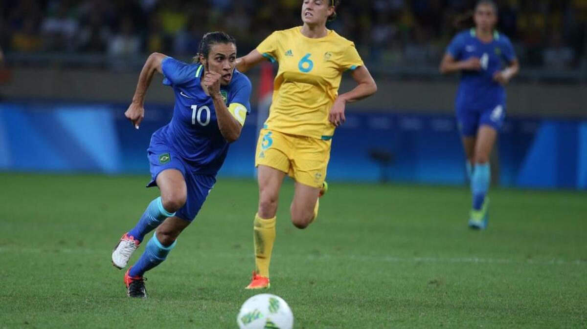Marta (izq.), de Brasil, lucha por la bola con la australiana Chloe, en cuartos de final en Belo Horizonte, Brasil, la noche del viernes 12 de agosto del 2016.