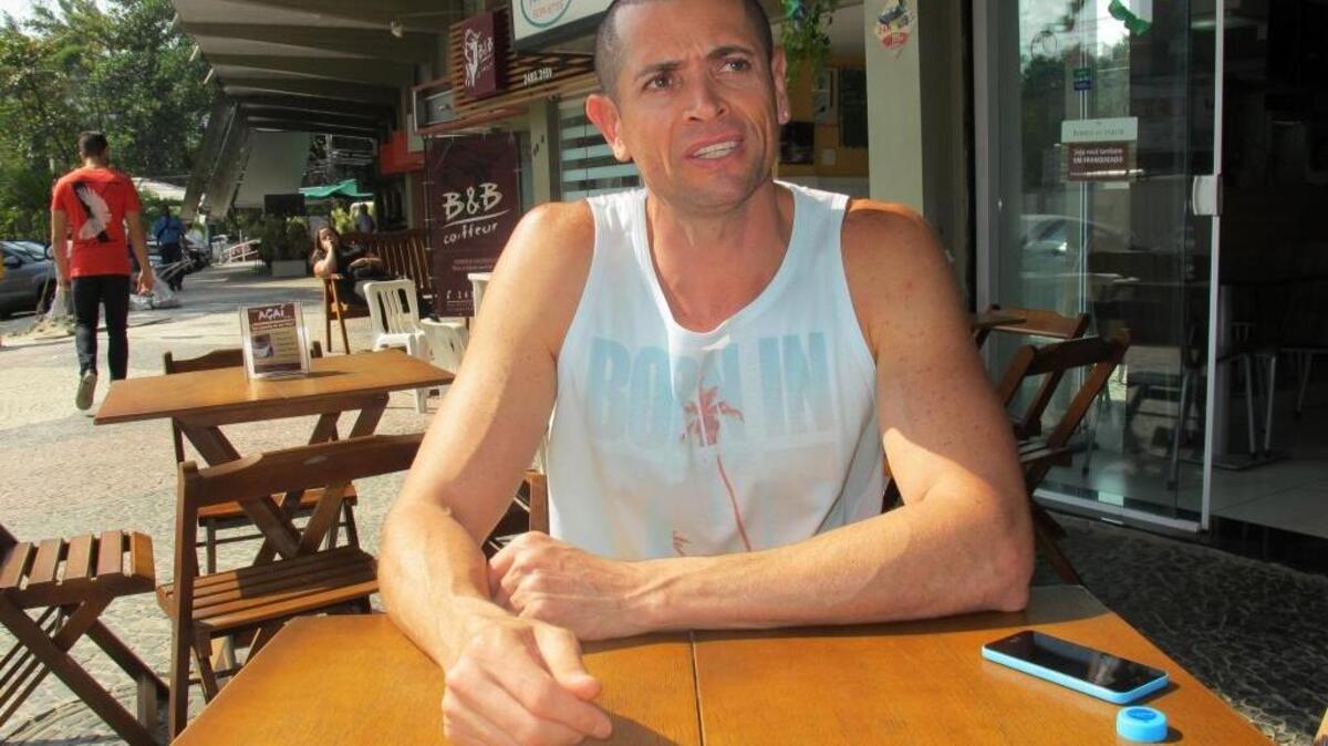 Fernando Deluz, el hombre que ofició como traductor durante el incidente de los nadadores estadounidenses en el incidente de Río de Janeiro, contesta a una entrevista con AP, en Río de Janeiro, Brasil, el viernes 19 de agosto del 2016.