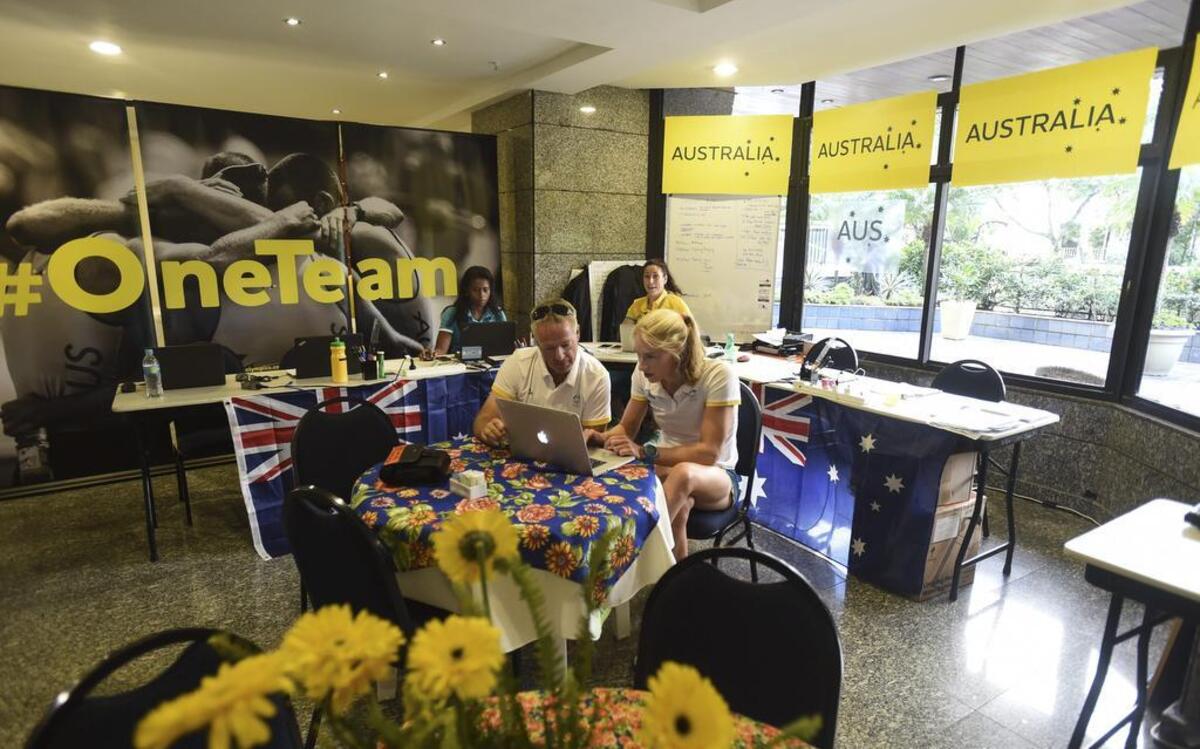 Dos integrantes del equipo de prensa de Australia trabaja en el centro de prensa de Río de Janeiro el 2 de agosto del 2016.
