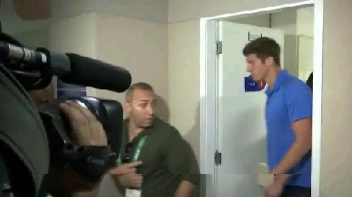 James Feigen deja la corte, temprano el viernes 19 de agosto del 2016, en Río de Janeiro. El abogado de Feigen dijo que hubo que hacer una pago de $11,000 para una organización sin fines de lucro para poder dejar Brasil.