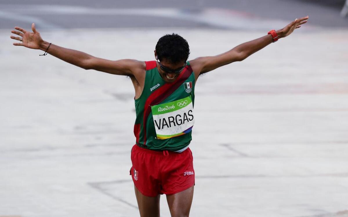 El atleta mexicano Daniel Vargas celebra tras cruzar la meta en la maratón el 21 de agosto de 2016, en los Juegos Olímpicos de Río de Janeiro, Brasil.