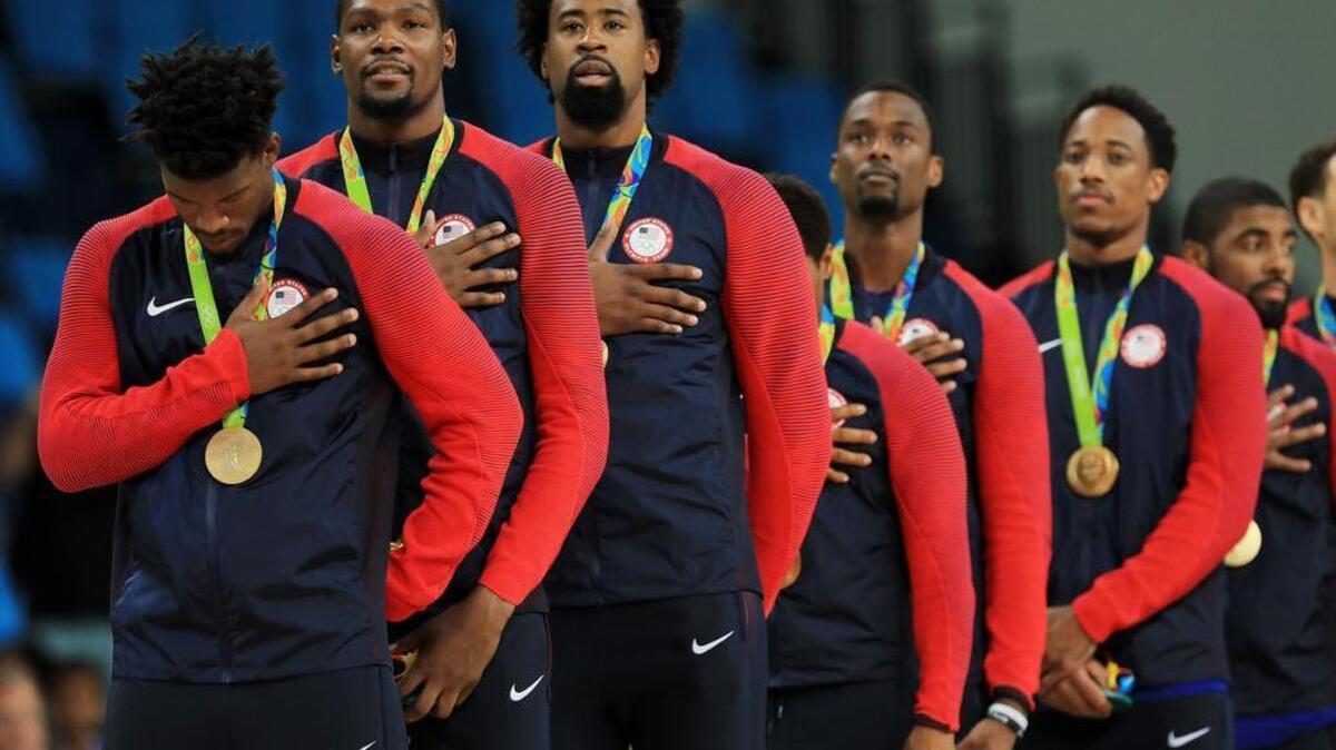 Los jugadores de Estados Unidos escuchan en el podio el himno de su país luego de ganar la medalla de oro a Serbia en la final de basquetbol masculino en Río 2016, en la Carioca Arena 1, el domingo 21 de agosto del 2016 en Río de Janeiro, Brasil.