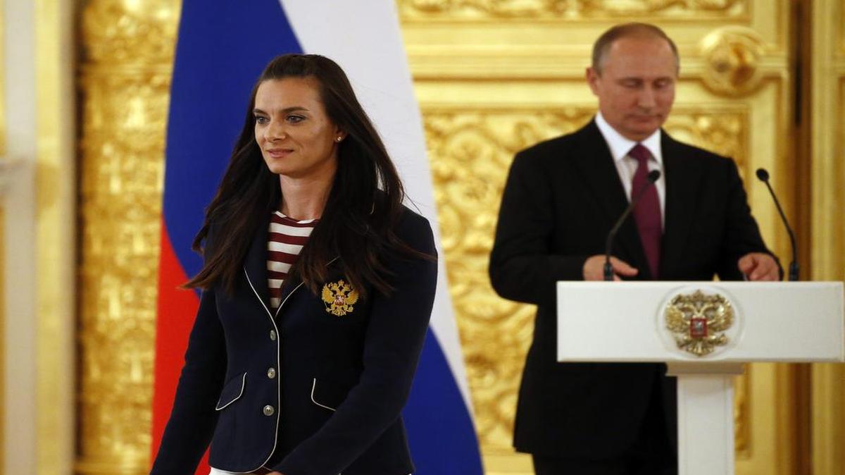 El presidente ruso Vladimir Putin y la saltadora de pértiga Yelena Isinbáyeva durante la ceremonia de despedida del equipo olímpico antes de partir a Río de Janeiro, en el Gran Palacio del Kremlin, Moscú, Rusia, el 27 de julio de 2016.