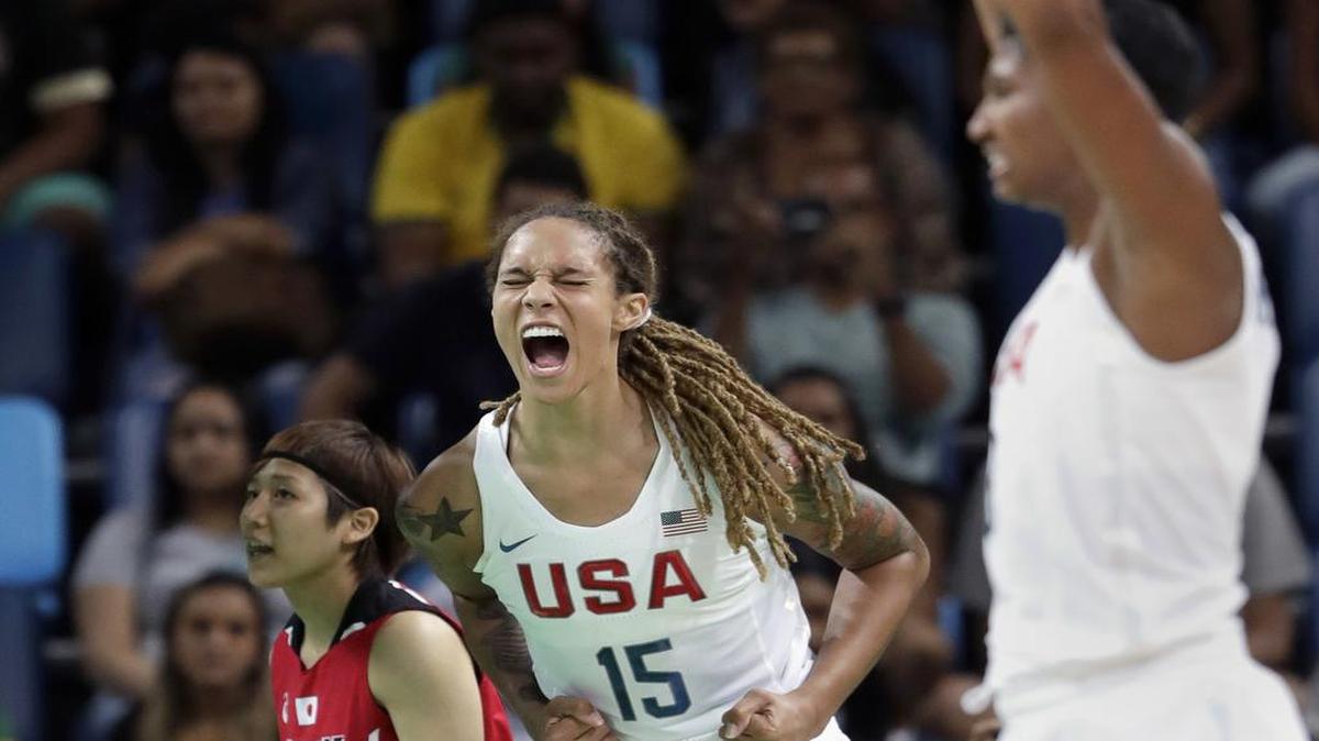 La jugadora de Estados Unidos Brittney Griner (#15) celebra tras bloquear un tiro de una atleta de Japón, en el partido efectuado el 16 de agosto del 2016, en Río de Janeiro, Brasil.