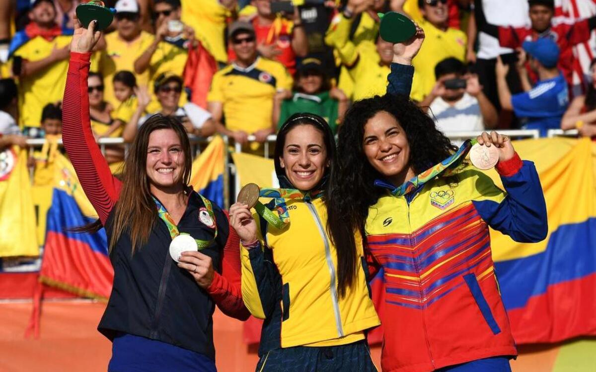 La medallista de plata Alise Post, de EEUU; de oro Mariana Pajón, de Colombia; y bronce Stefany Hernández, de Venezuela (de izq. a der.), en el podio tras la final de BMX en Río 2016, el viernes 19 de agosto del 2016 en Río de Janeiro, Brasil.