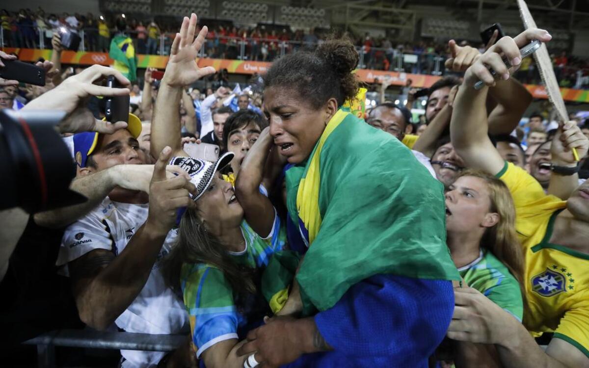 Rafaela Silva emocionó a todo Brasil al conquistar el oro en judo. Todo un símbolo de superación para una mujer que nació en la mísera favela de la Ciudad de Dios, donde el tráfico de drogas y de armas apenas deja esperanzas a sus habitantes de un futuro próspero.