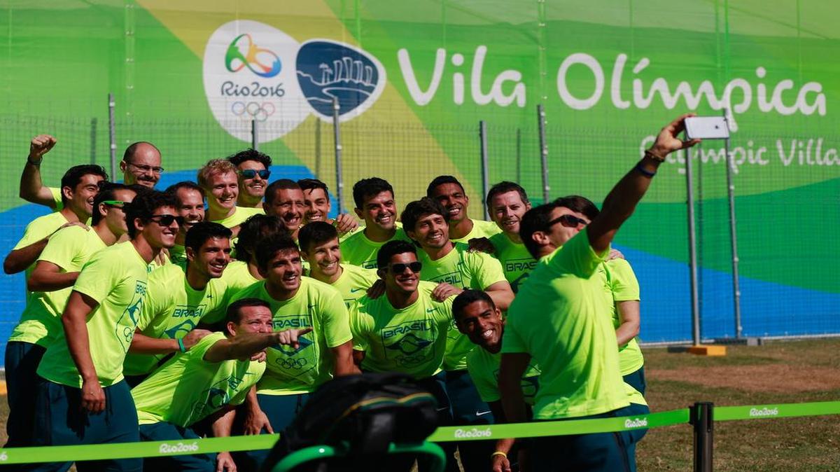 Atletas del equipo de hockey sobre hierba de Brasil posan en la Villa Olímpica de Río de Janeiro, el 24 de julio del 2016.