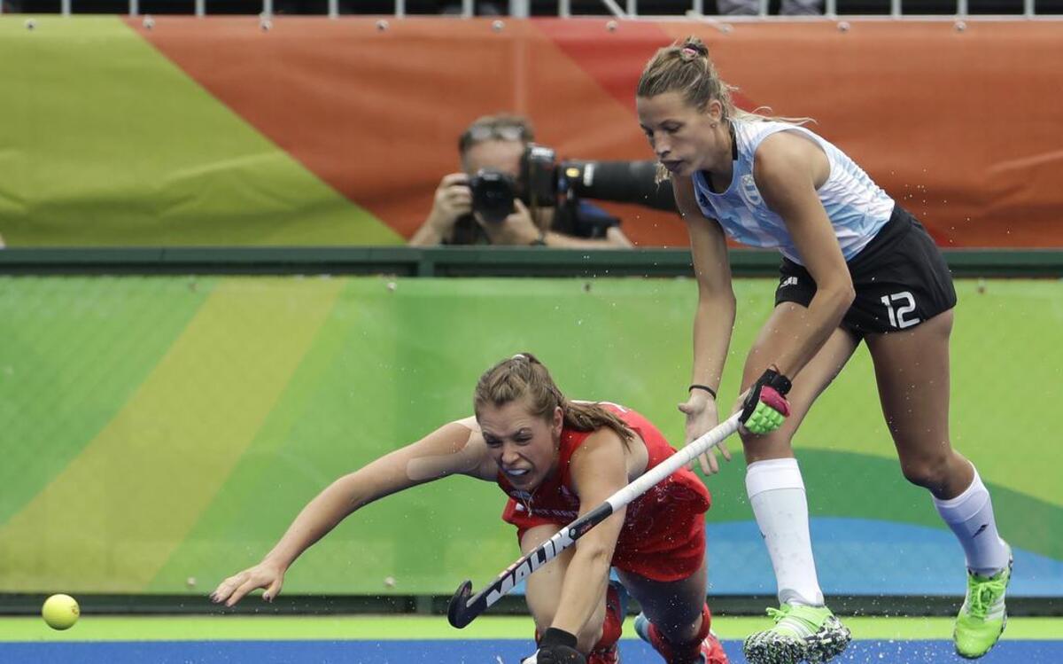 La jugadora de Gran Bretaña Giselle Ansley (izq.) y la argentina Delfina Merino luchan por la pelota en el partido celebrado el 10 de agosto del 2016, en Río de Janeiro, Brasil.