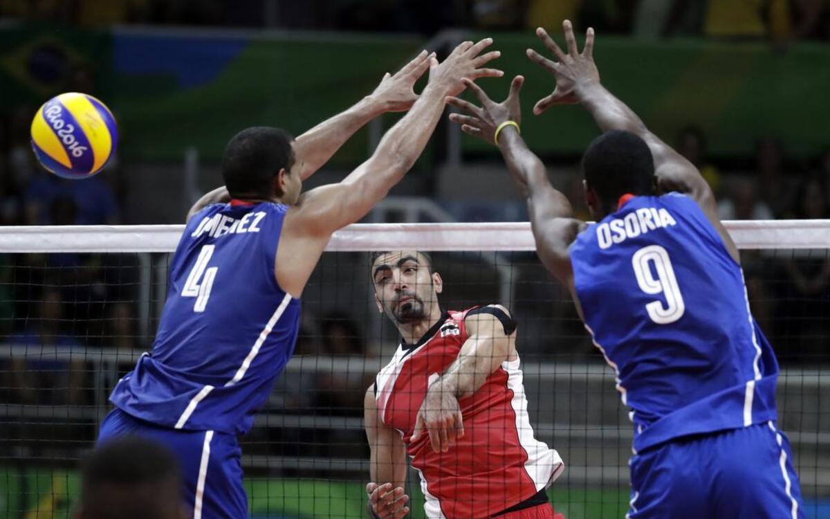 El jugador de Egipto Ahmed Abdelhay (centro) remata ante la defensa de los cubanos Javier Jiménez (izq.) y Liván Osoria, en el partido celebrado el 9 de agosto del 2016 en Río de Janeiro, Brasil.