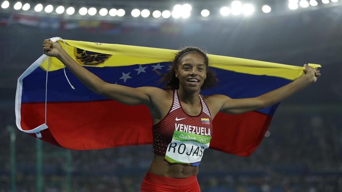 Yulimar Rojas celebra tras ganar medalla de plata en triple salto en los Juegos de Río, el 14 de agosto del 2016.