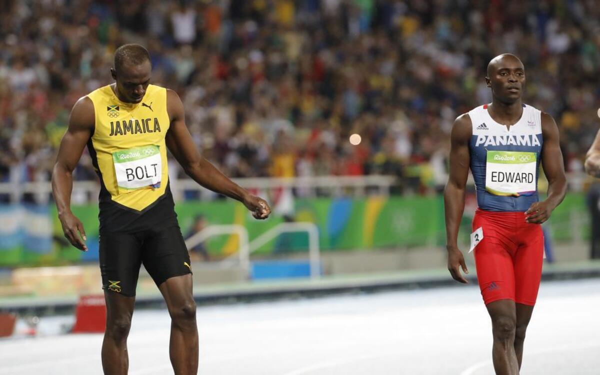 El panameño Alonso Edward (der.) y el jamaicano Usaint Bolt tras competir en la final de los 200 metros de los Juegos Olímpicos de Río 2016, 18 de agosto de 2016.