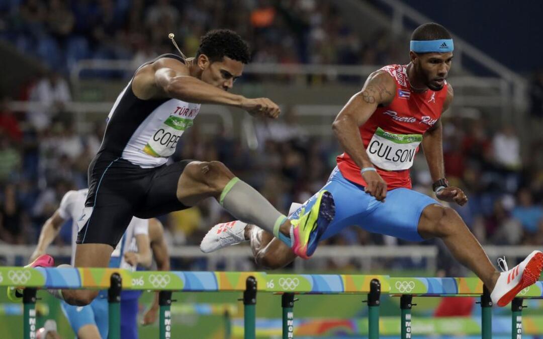 El puertorriqueño Javier Culson (der.), medallista de bronce de los pasados Juegos Olímpicos, aceptó el miércoles que a sus seguidores les gusta verlo venir de atrás para ganar, pero no lo hará el jueves en la final de los 400 metros con vallas de Río 2016.