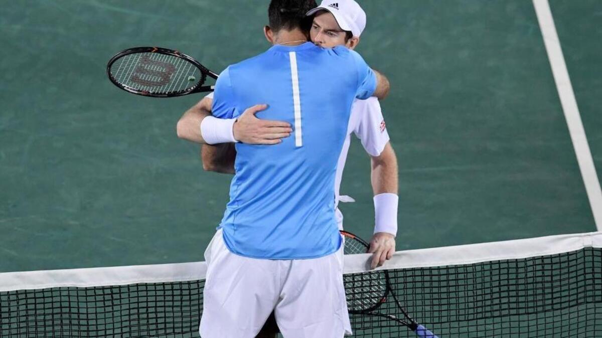 El argentino Juan Martín del Potro congratula al británico Andy Murray, quien ganó la final en el Centro Olímpico de Tenis en Río 2016 en Río de Janeiro, el domingo 14 de agosto del 2016.