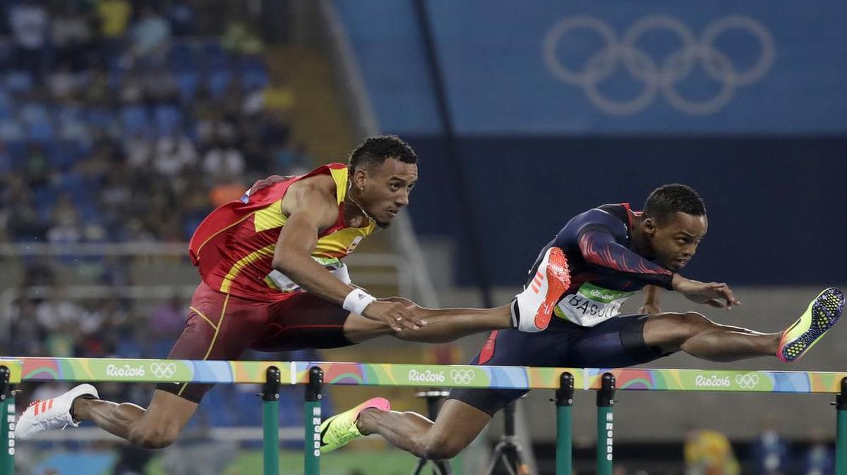 Orlando Ortega (izq.) y el francés Dimitri Bascou en la final de los 110 metros con vallas, el 16 de agosto del 2016 en Río de Janeiro, Brasil.