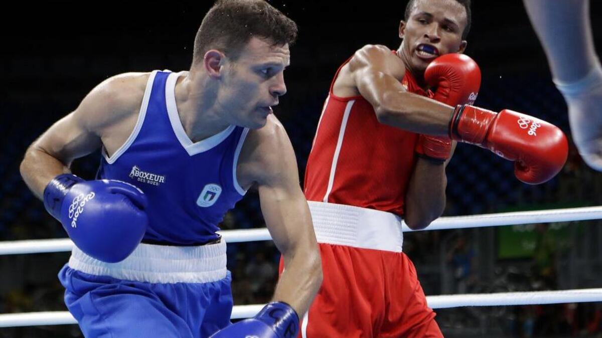 Jorge Lázaro Álvarez (der.) de Cuba ante Carmine Tommasone (izq.) de Italia el martes 9 de agosto de 2016, durante un combate de boxeo de los Juegos Olímpicos Río 2016 en Riocentro, Río de Janeiro.