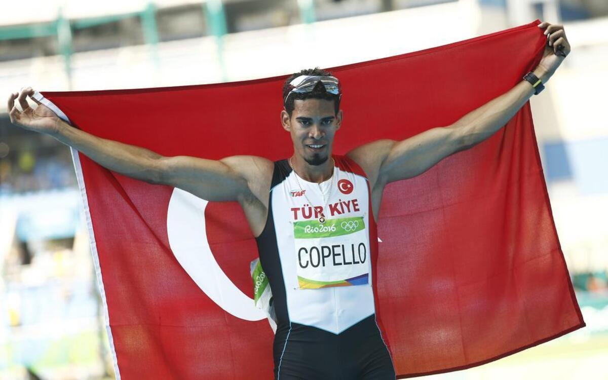 Yasmani Copello celebra con la bandera de Turquía tras ganar la medalla de bronce en los 400 metros con vallas en los Juegos de Río de Janeiro, el 18 de agosto del 2016.