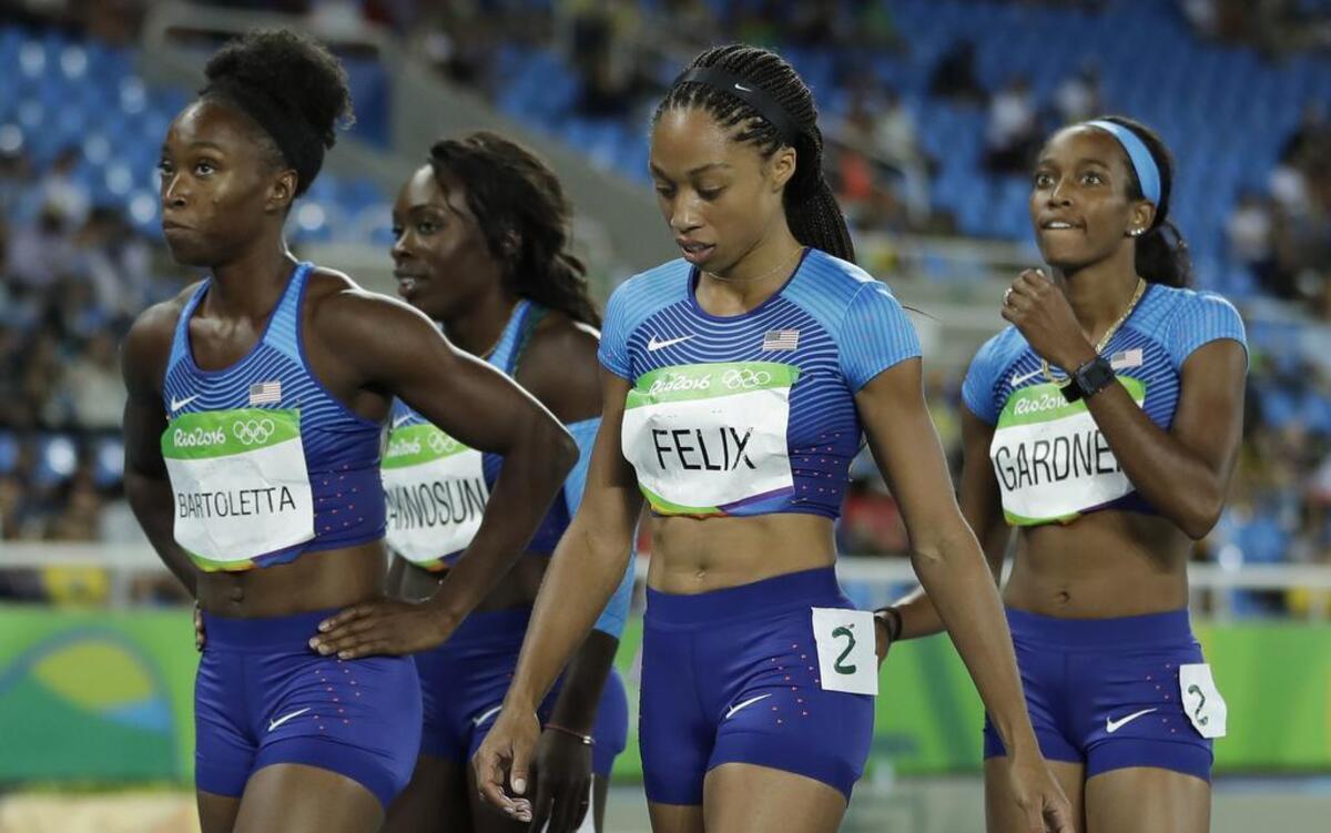 El cuarteto estadounidense formado por Tianna Bartoletta, Morolake Akinsoun, Allyson Felix y English Gardner (de izq. a der.) cuando abandonaron la pista tras la pérdida del bastón en su primera eliminatoria, el 18 de agosto del 2016.