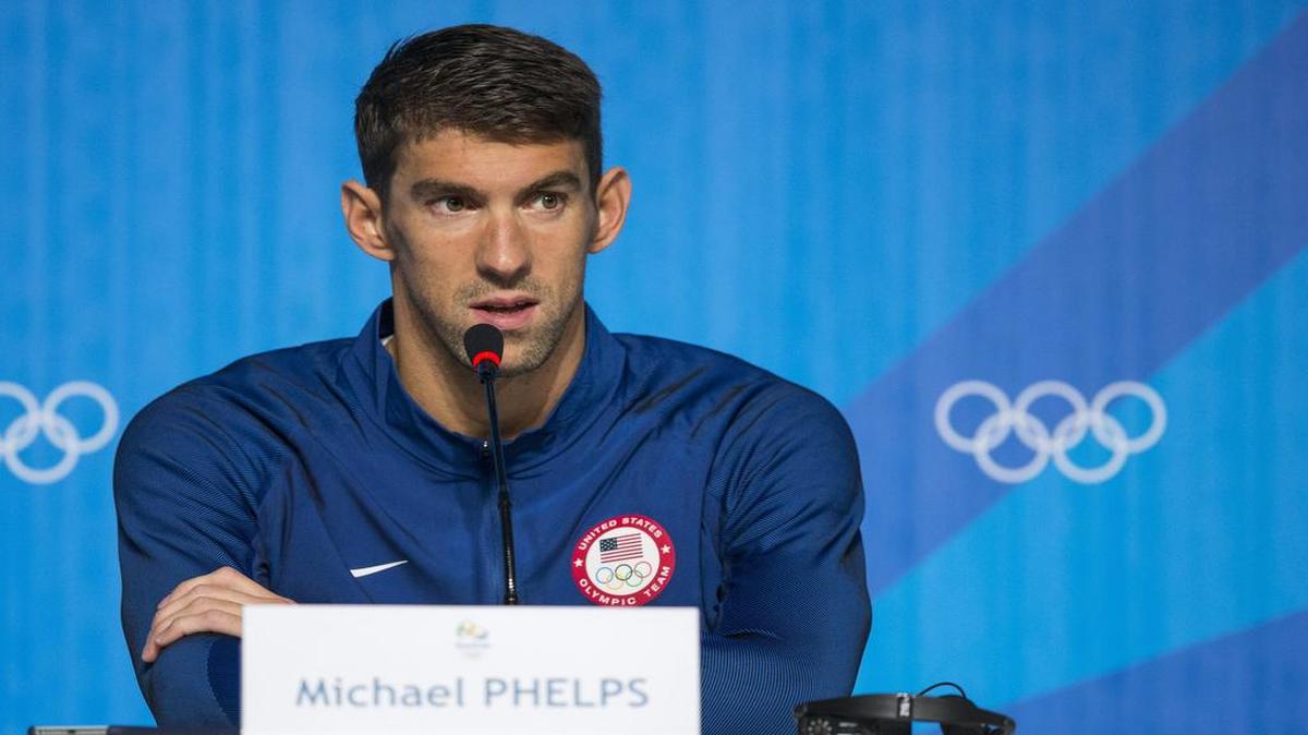 El nadador estadounidense Michael Phelps participa de una rueda de prensa previa a la inauguración de los Juegos Olímpicos, el miércoles 3 de agosto de 2016, en Río de Janeiro, Brasil.